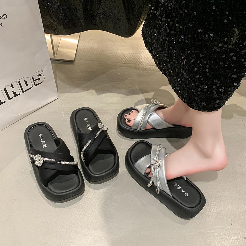 2025 new summer super fire national style beautiful cool slippers women wear fashion high sense thick bottom versatile with skirt