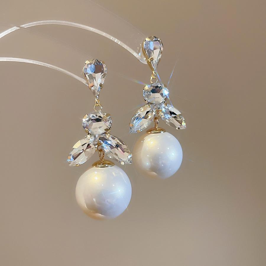 European and American pearl petal fringed earrings light luxury high-end stud earrings temperament versatile earrings design sense niche