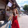 Yunnan Dali usa um vestido de alça vermelho francês para mulheres com costas nuas sexy, adequado para saias de fotos de férias na praia