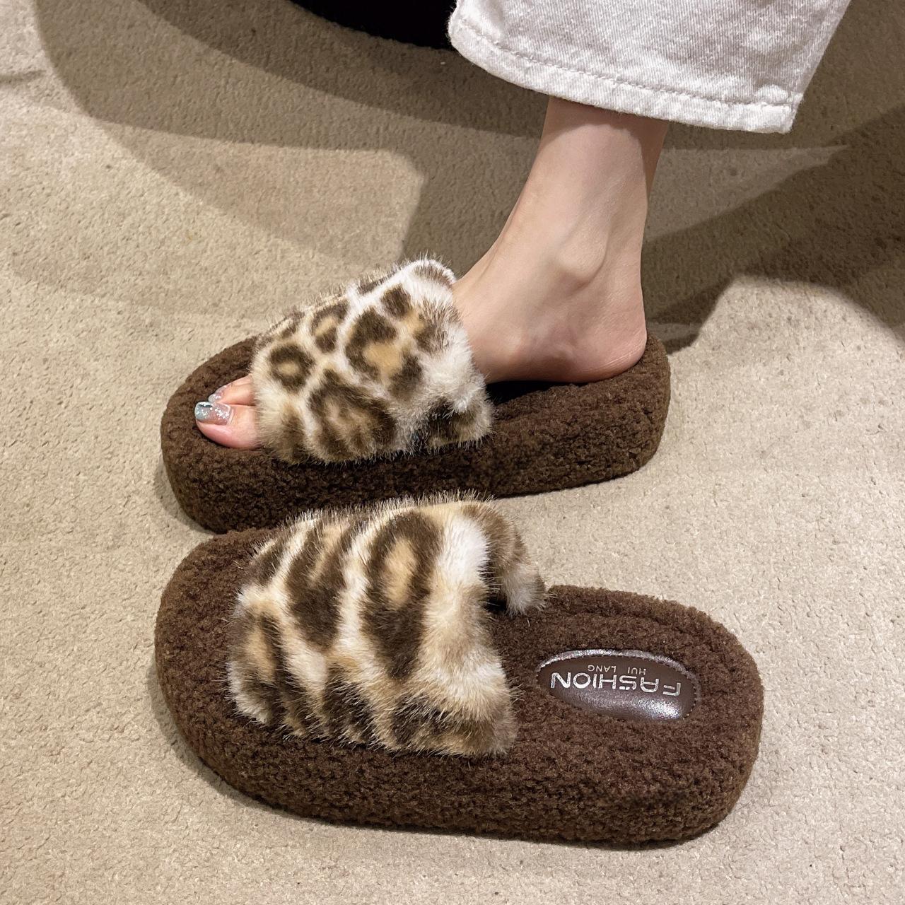 

Внешнеторговая леопардовая расцветка пушистые тапочки с толстой подошвой верхняя одежда 2024 новые осенне-зимние модные домашние плюшевые хлопковые тапочки женские 35