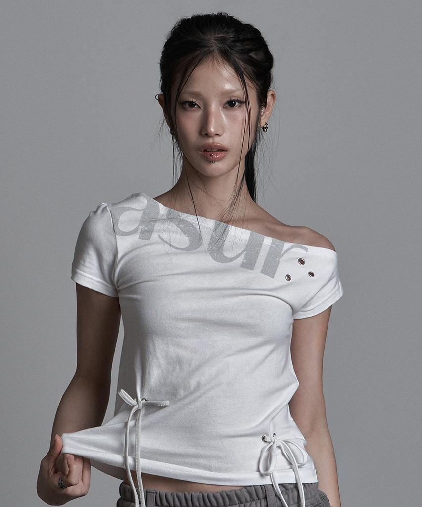 Aejeuyua Punched Asymmetrical Off-Shoulder Tee White
