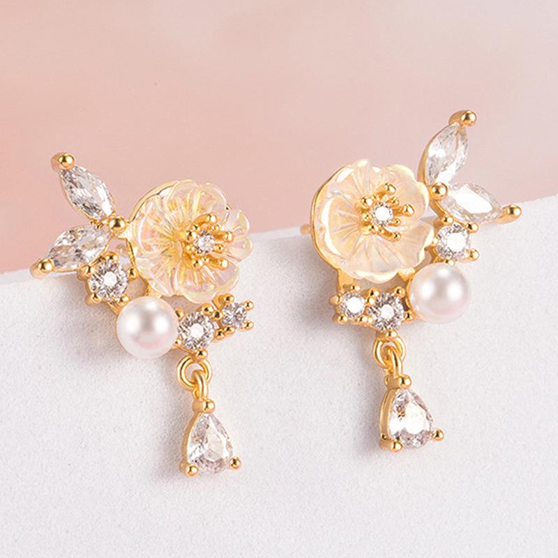 

Серьги-пусеты в виде капли с камелией и цирконием, с золотистым покрытием