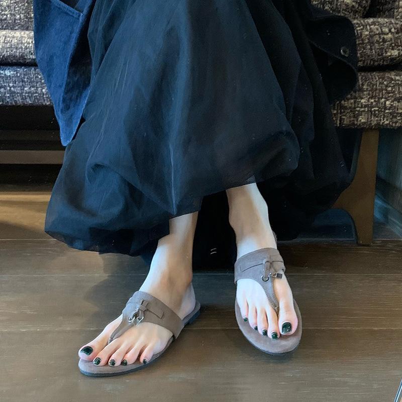 Lammfell! Flip-Flops sind dieses Jahr beliebt und können mit weichen Sohlen draußen getragen werden.