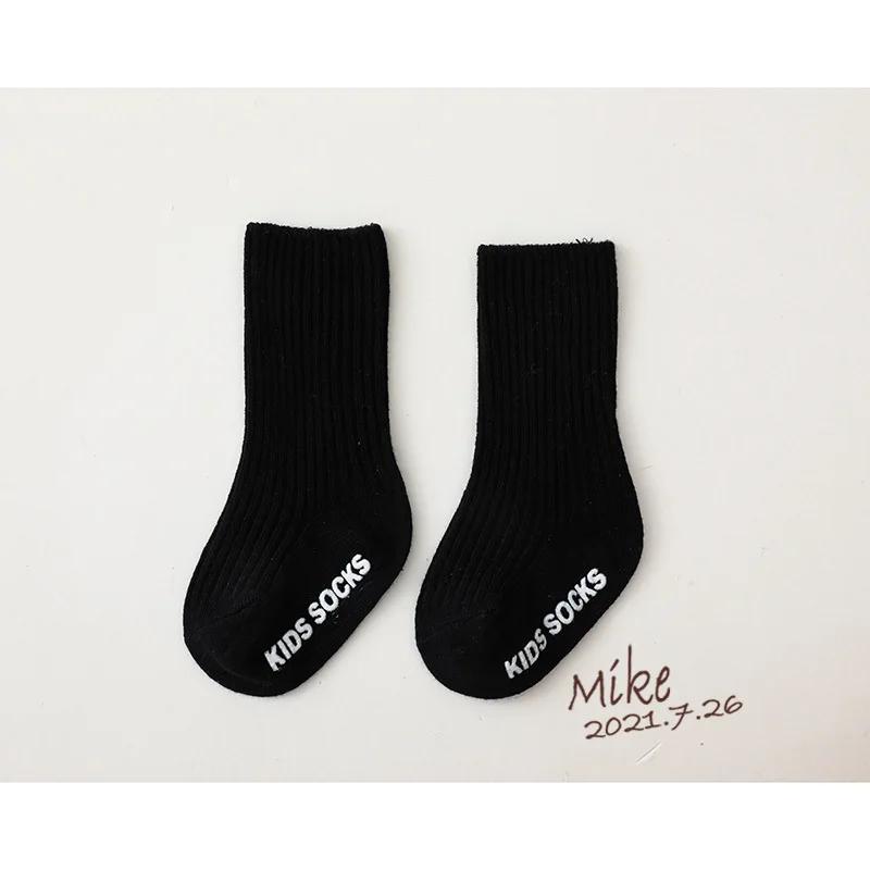 Herbst Winter Baby Mädchen Junge Einfarbig Weiß Buchstabe Bodensocken für 0-3J Kleinkinder Kinder Neugeborenes Baby Weiche Baumwolle Rutschfeste Strümpfe