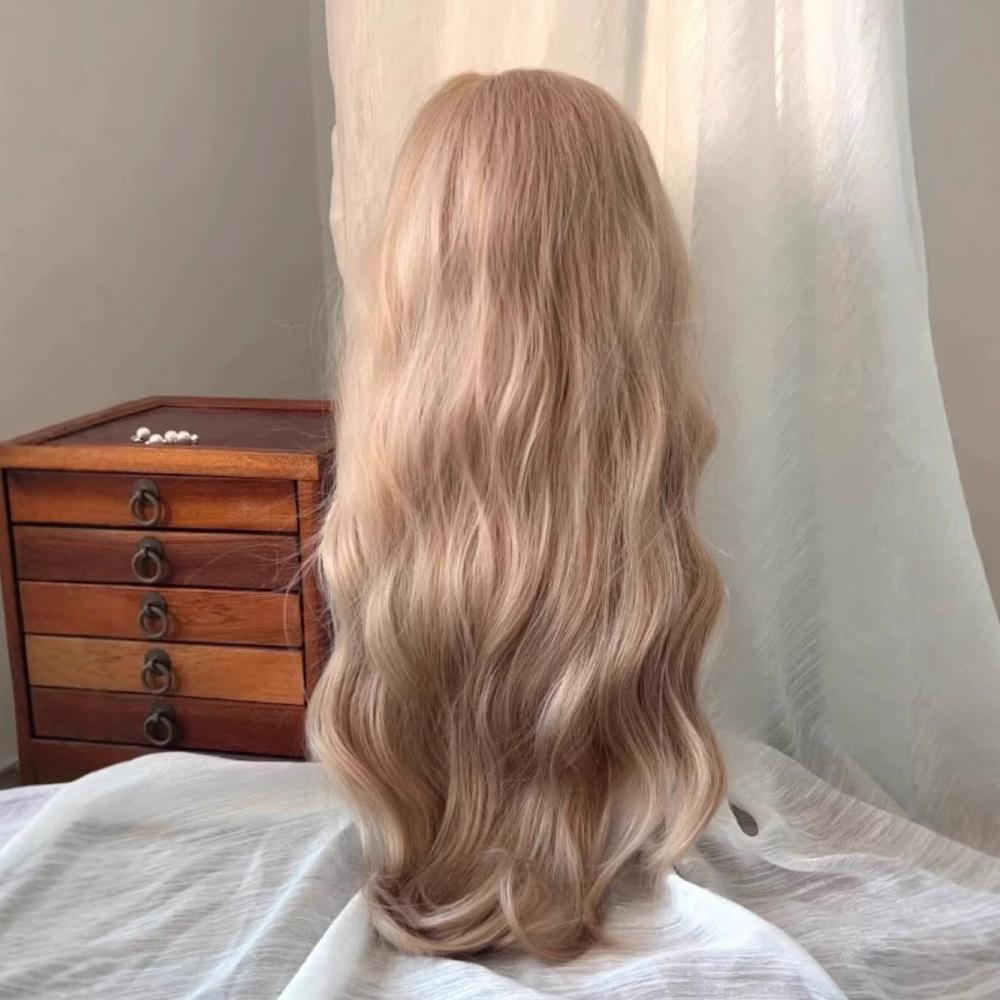 Lange gewellte blonde synthetische Perücke Mittelscheitel Fluffig Lolita Cosplay Damenperücke Hitzebeständig für tägliche Party