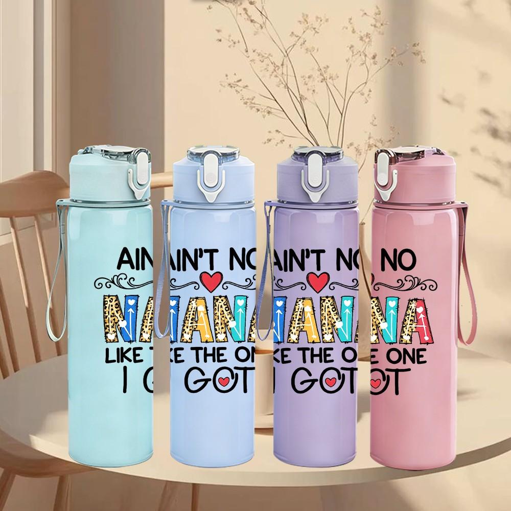 1PC Ain't No Nana Like The One I Got Slogan Print 750ml Color Plastic Sports Water Bottle Leakproof Flip Straw Lid Suitable for Sports Office Home Use