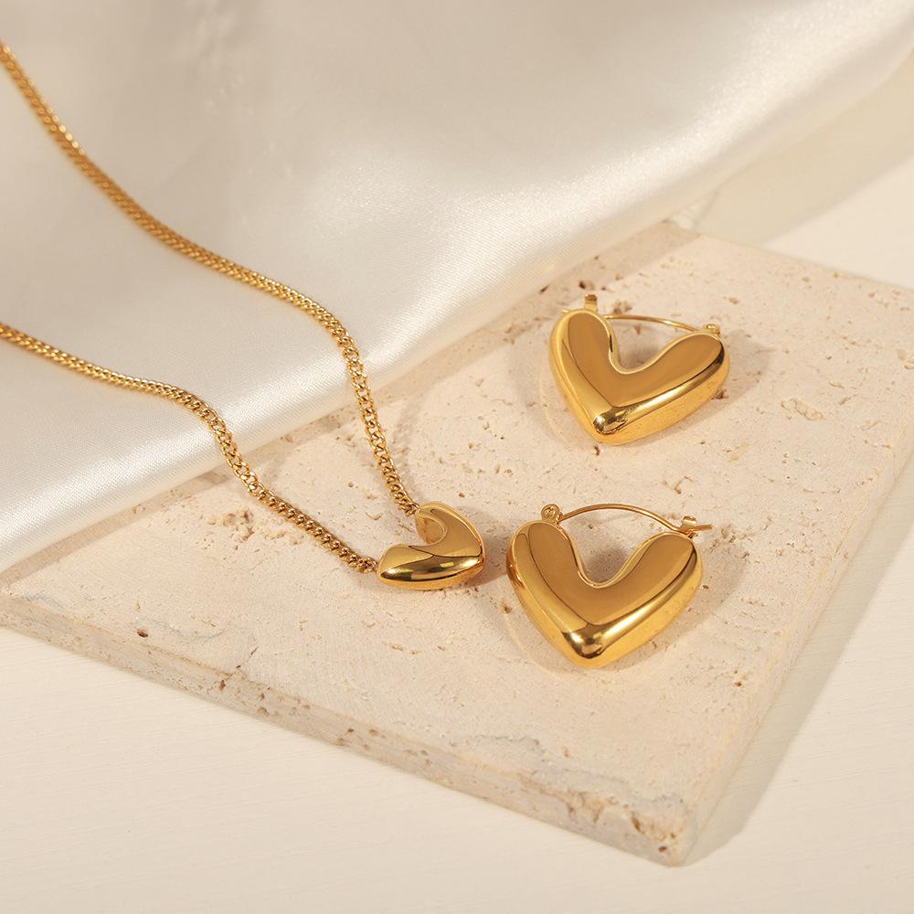 New Smooth Titanium Steel 18K Gold Temperament Earrings Creative Design Peach Heart Pendant Necklace Earrings Set