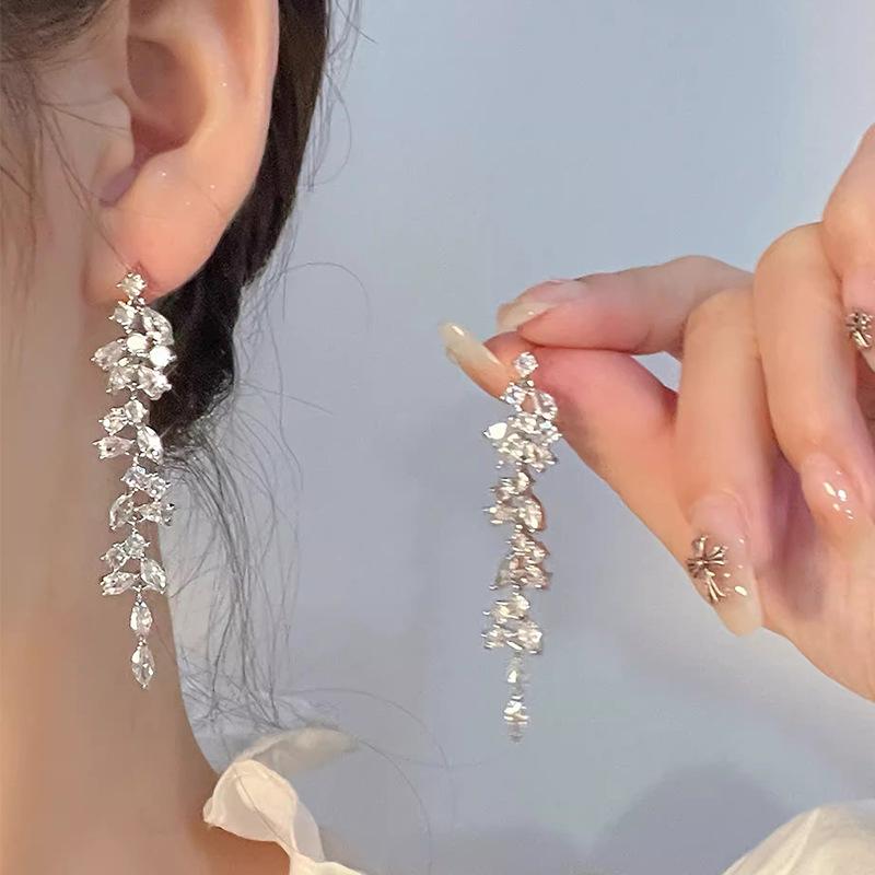 

Серьги-иглочки в виде цветка феи из серебра 925 пробы - элегантный роскошный комплект из 4 предметов для женщин