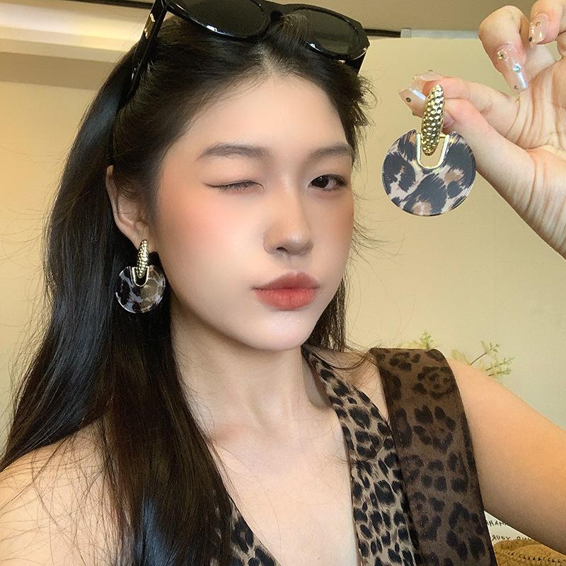 Vintage Maillard leopard print circle earrings women's light luxury stud earrings autumn and winter ears