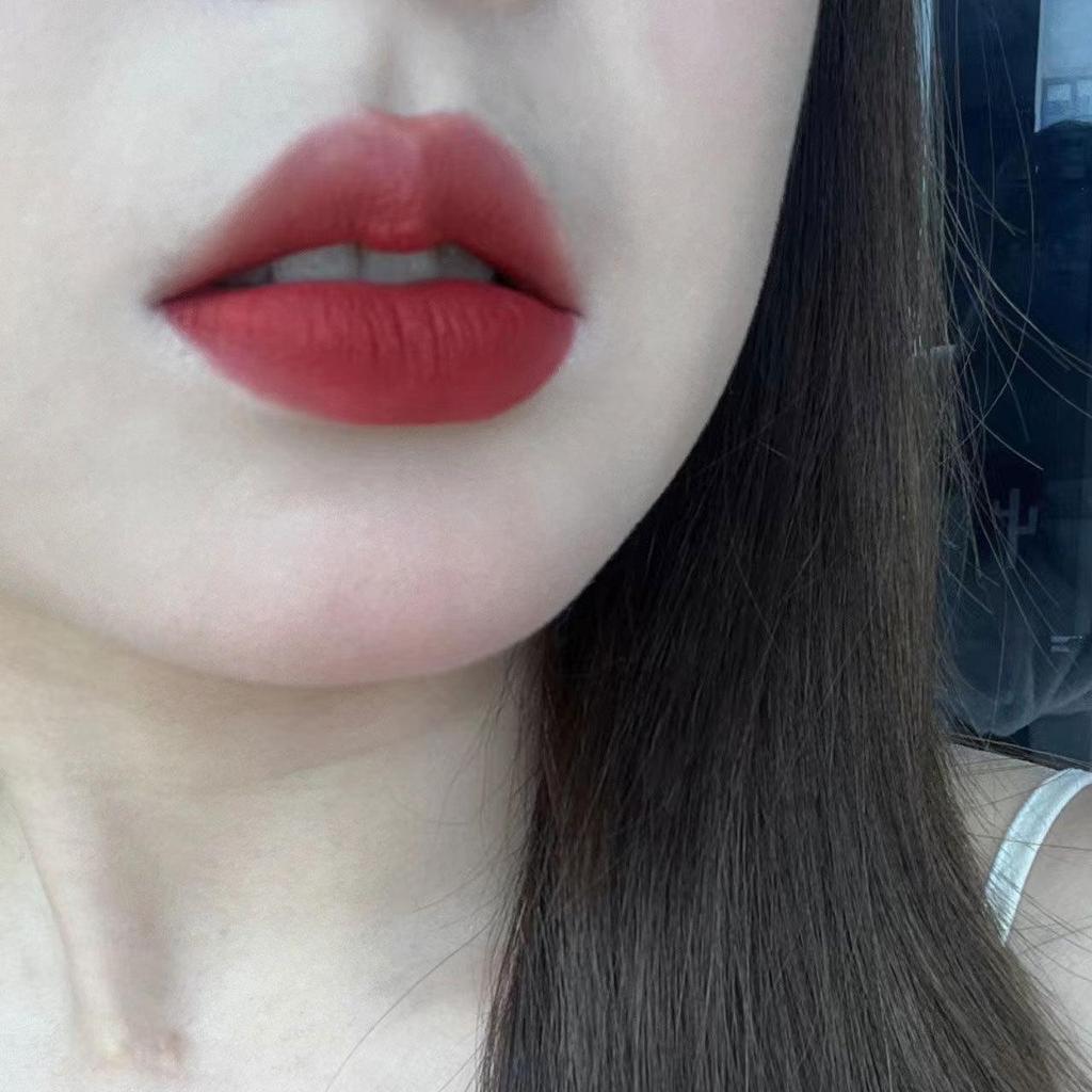 Toot Dodo Lippen-Mud: Leichter Rauchrosa Nude Lippenstift mit milchig-cremiger Textur für einen sanften, hautaufhellenden Stil.