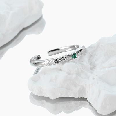 Skarb w Górach Mały Wzór Zielonego Cyrkonu Otwierany Pierścionek o Regulowanym Rozmiarze Męska i Damska Biżuteria z Personalizowanym Designem do Zawieszania na Uchu