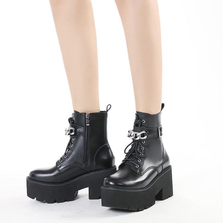 Schnürstiefel mit Metall-Schnürung vorne, Muffin-Boden mit hohem Absatz, Reißverschluss an der Seite, runde Spitze, dicke Kette, Martin-Stiefel