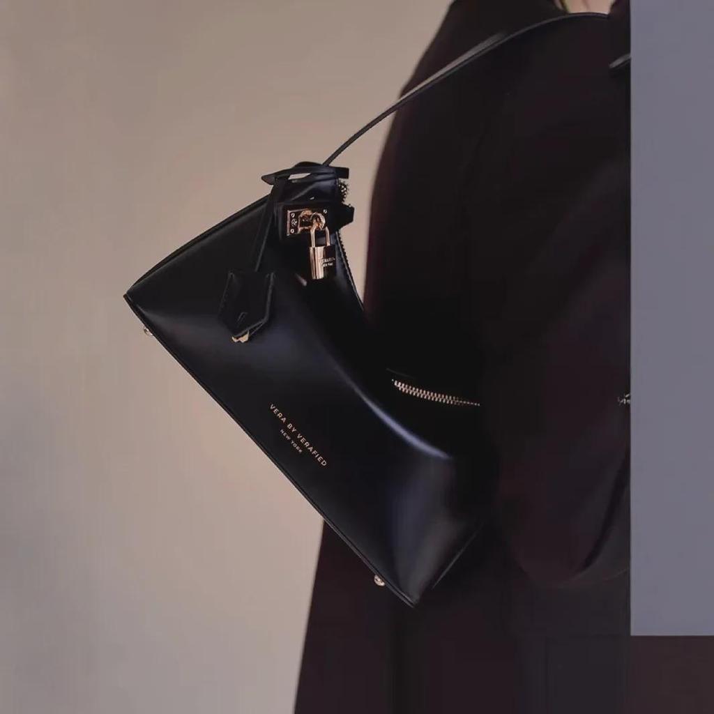 VERAFIED Leichte Luxus-Achsel-Hobo-Handtasche – Inspiriert von Zhang Zixuan