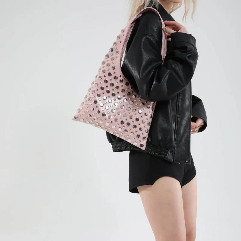 Modische PU-Taschen mit großen Nieten im Designer-Stil für Mädchen Trendige Handtaschen mit großer Kapazität und Persönlichkeit Mädchen-Stil