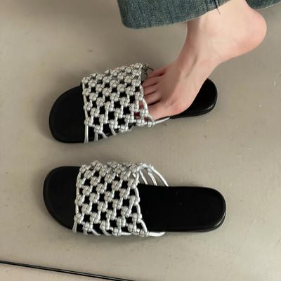 Modische vielseitige gewebte hohle flache bequeme Hausschuhe Damen 2025 Sommerkleidung Zuhause lässige Strandsandalen