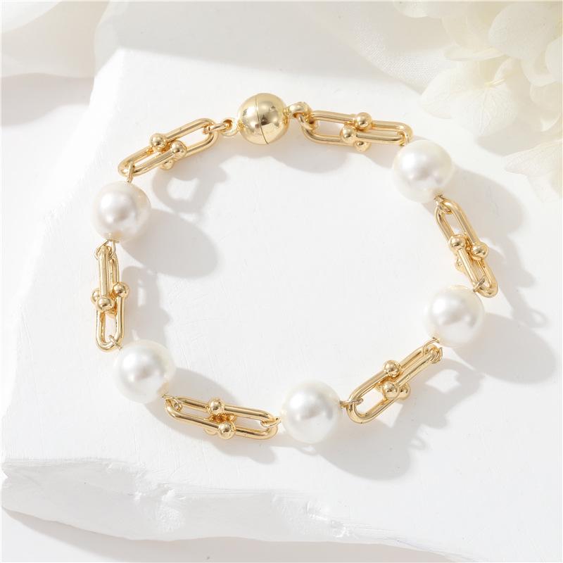 

Elegant 14K Gold-Plated Horseshoe Pearl Bracelet with Magnetic Clasp