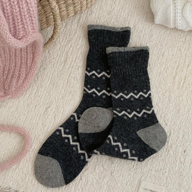 Wool Socks for Women in Autumn and Winter, Polka Dot Mid-calf Socks for Warmth, Paired with Boken Shoes, Striped Pile Socks for Women