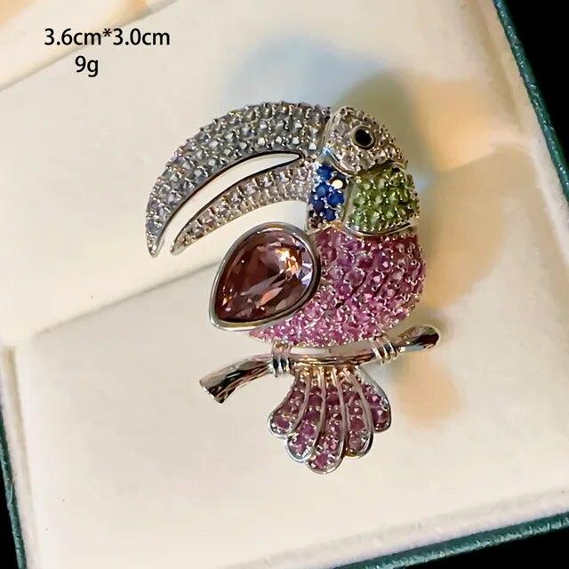 

Роскошный дизайн, полный цирконий, нежный темперамент, милые броши в виде попугая, булавка для женщин и мужчин, высококачественная элегантная бабочка, корсаж
