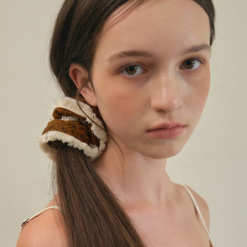 OUR NOSTALGIA Flower Tassel scrunchie_Camel(O25-ACC05)