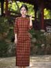 2025 Retro Rotes Karomuster Langarm Cheongsam: Moderner chinesischer Stil, Junge und hochwertige Alltagskleidung