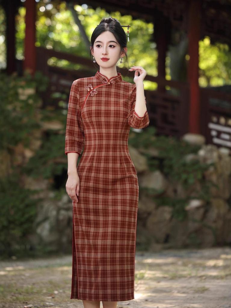 2025 Retro Rotes Karomuster Langarm Cheongsam: Moderner chinesischer Stil, Junge und hochwertige Alltagskleidung