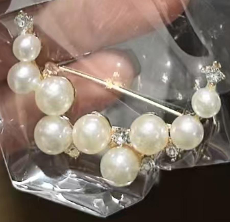 

Crescent Pearl Brooch High-end Temperament Light Luxury Style Collar Shirt Corsage Accessories Anti-light Personality Pin золотий