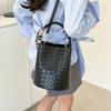 Ručně tkaná černobílá crossbody taška typu bucket 2025: Neformální kabelka s velkou kapacitou