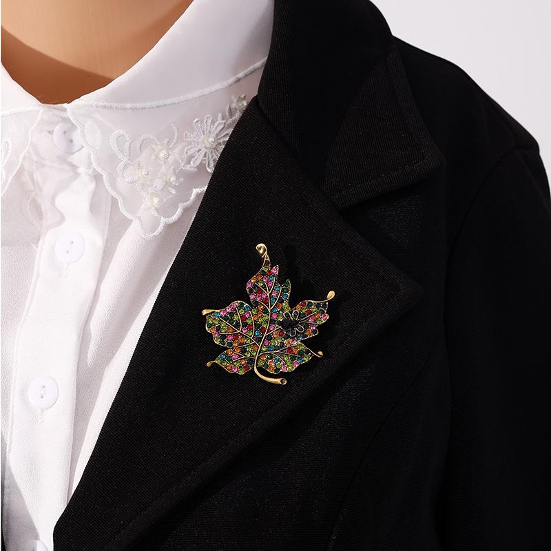 Stylish Vintage Colored Rhinestone Maple Leaf Brooch Personality Girl Metal Decorative Christmas Gift