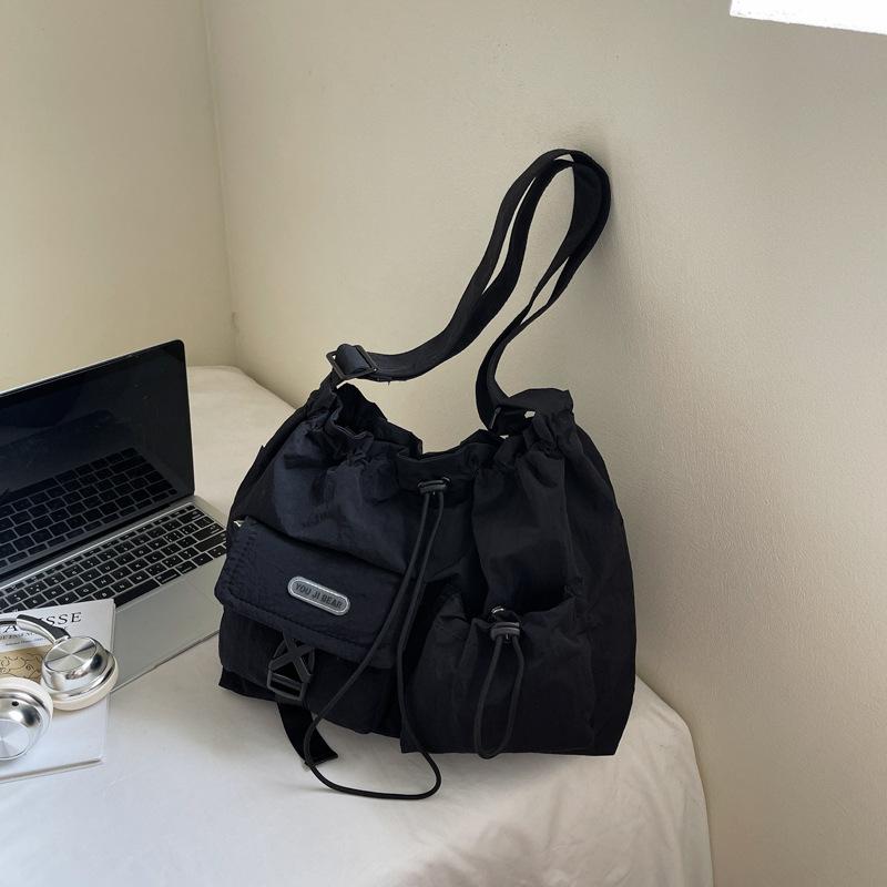 

Модная тканевая сумка большой вместимости женская летняя новая нишевая на плечо, сумка-мессенджер, плиссированная сумка-тоут чёрный