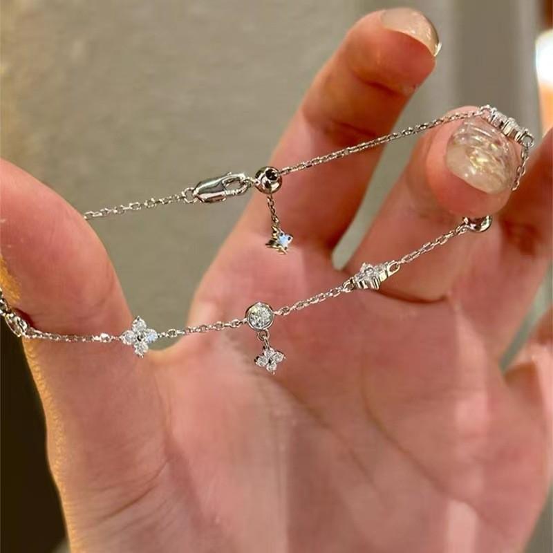 Women's Four-Leaf Clover Bracelet - Japanese & Korean Fashion, Diamond-Studded, Adjustable Bead Drawstring, Light Luxury Style.