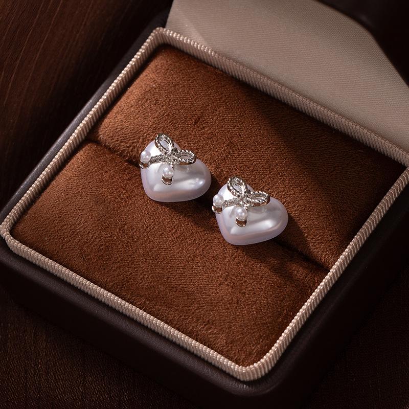 Light Luxury Heart-Shaped Pearl Bow Small Stud Earrings Imitation Silver Needle Versatile Small Earrings Cute Gentle Temperament Earrings Women