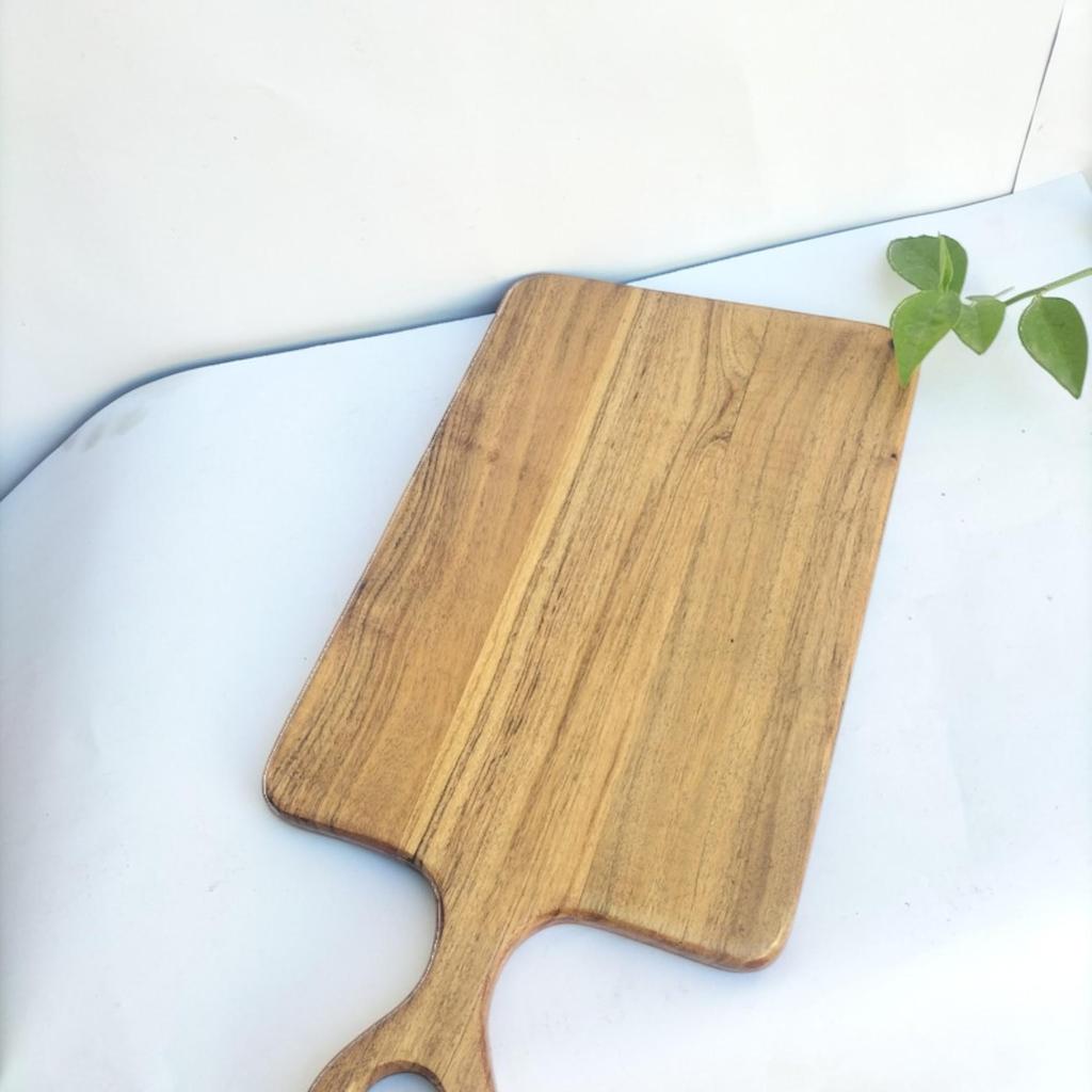 Handwerkliche Freude: Handgefertigtes Fisch-Wurstbrett - Schneidebrett aus Naturholz