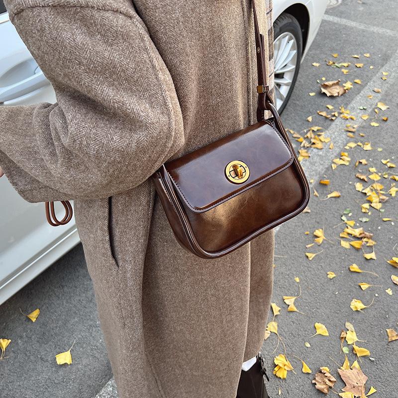 Underarm bag women's autumn and winter retro 2025 new versatile shoulder messenger bag high-end texture women's small square bag