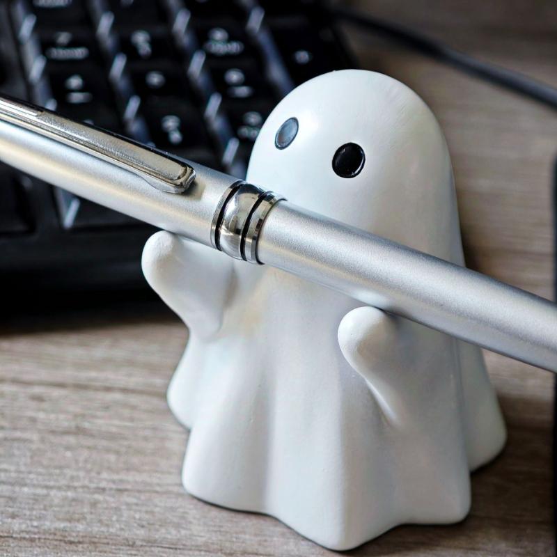 Cute Ghost Pen Holder Spooky Halloween Gift Resin Office Desk Decor Creative Home Decoration Festive Party Supply Gift Idea