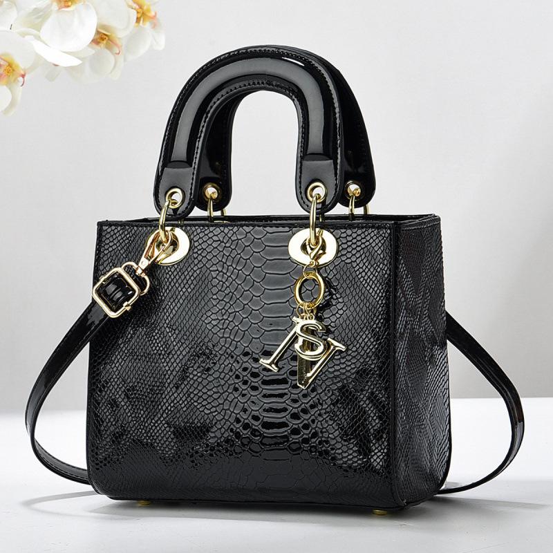Handbag with A Small Fragrance and Lizard Pattern, with A Fixed Texture and Large Capacity. It Is A One Shoulder Crossbody Handbag for The Consort