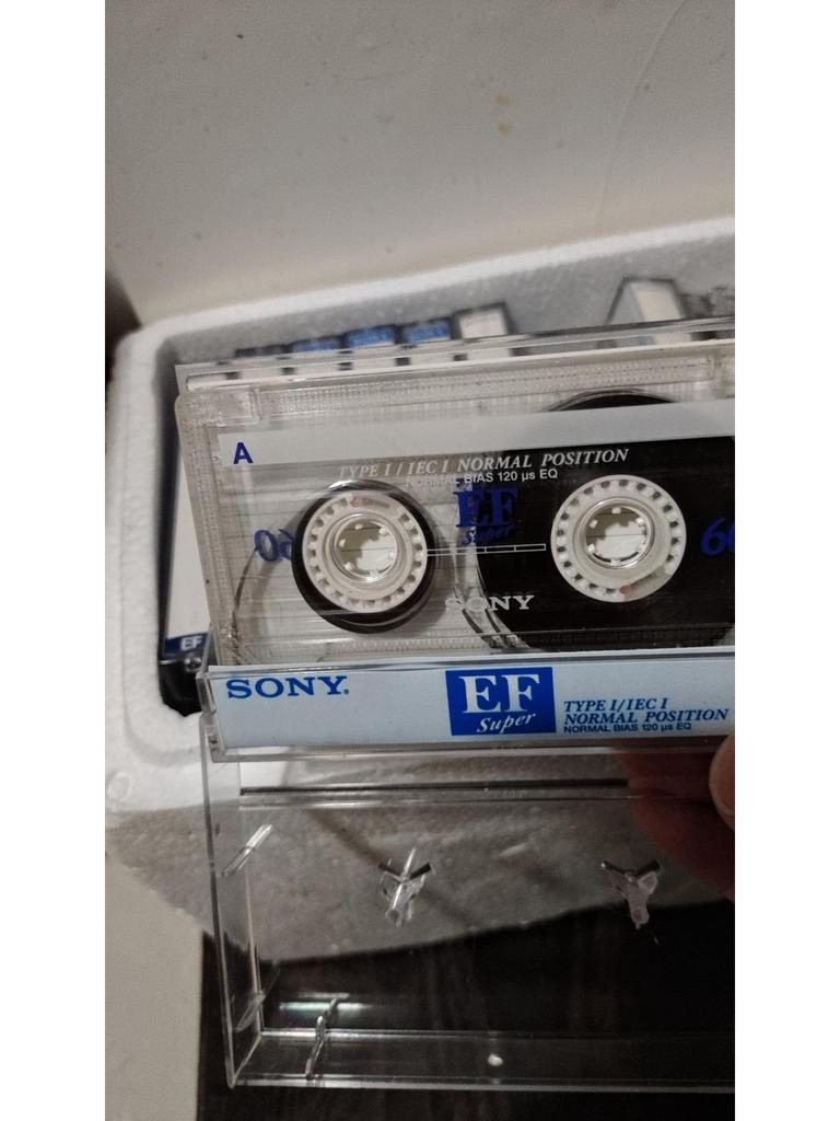 Casetofon Compact cu Roți Mari și Carcasă Transparentă