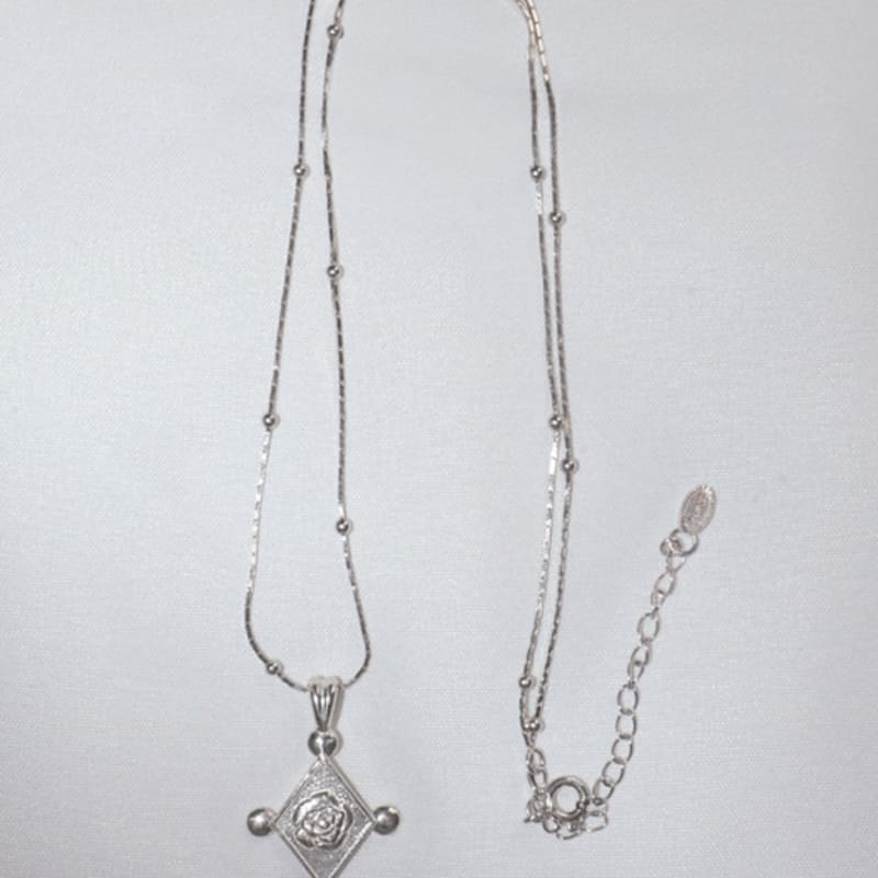 LOASI lovely rose. rose frame necklalce