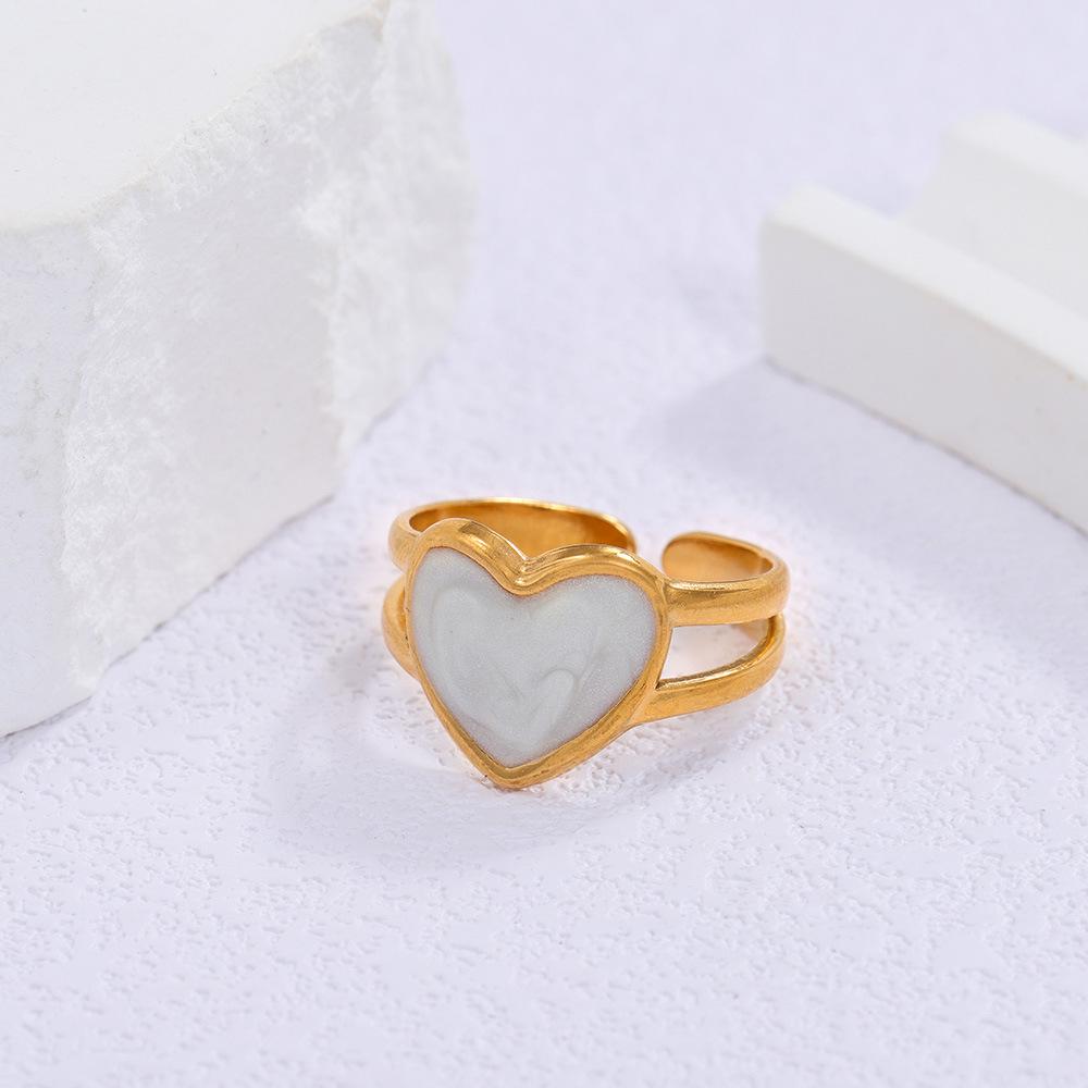 Anello in Acciaio Titanio Placcato Oro - Elegante Stile Ins da Donna con Sensazione di Alta Gamma e Design Semplice, Influenza Europea e Americana.