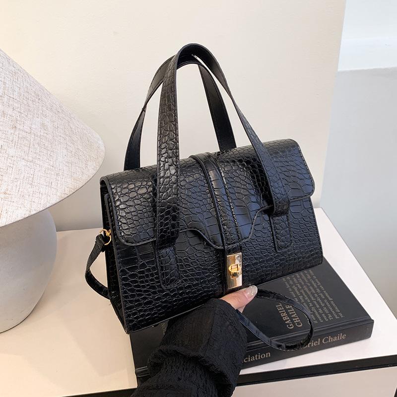 

Solid color spring new casual personalized high-end small square bag women s versatile commuting niche design textured messenger bag чёрный