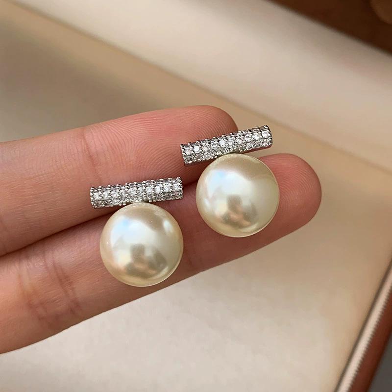 

One-character silver zircon pearl earrings, women s Seiko fine throwing pure silver needle stud earrings, temperament atmospheric earrings.