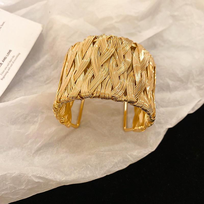 European & American Pleated Metal Bangle: Elegant Cold-Style Bracelet with High-End Luxury Design