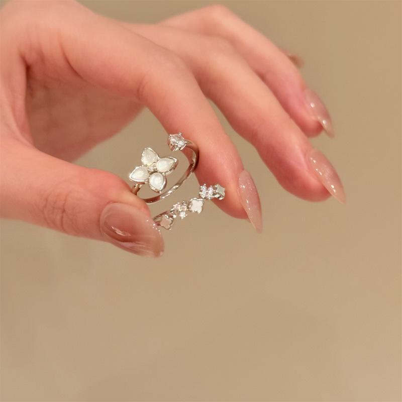 Zircon Four-Leaf Clover Open Ring for Women: Fashionable and Versatile Everyday Index Finger Accessory.