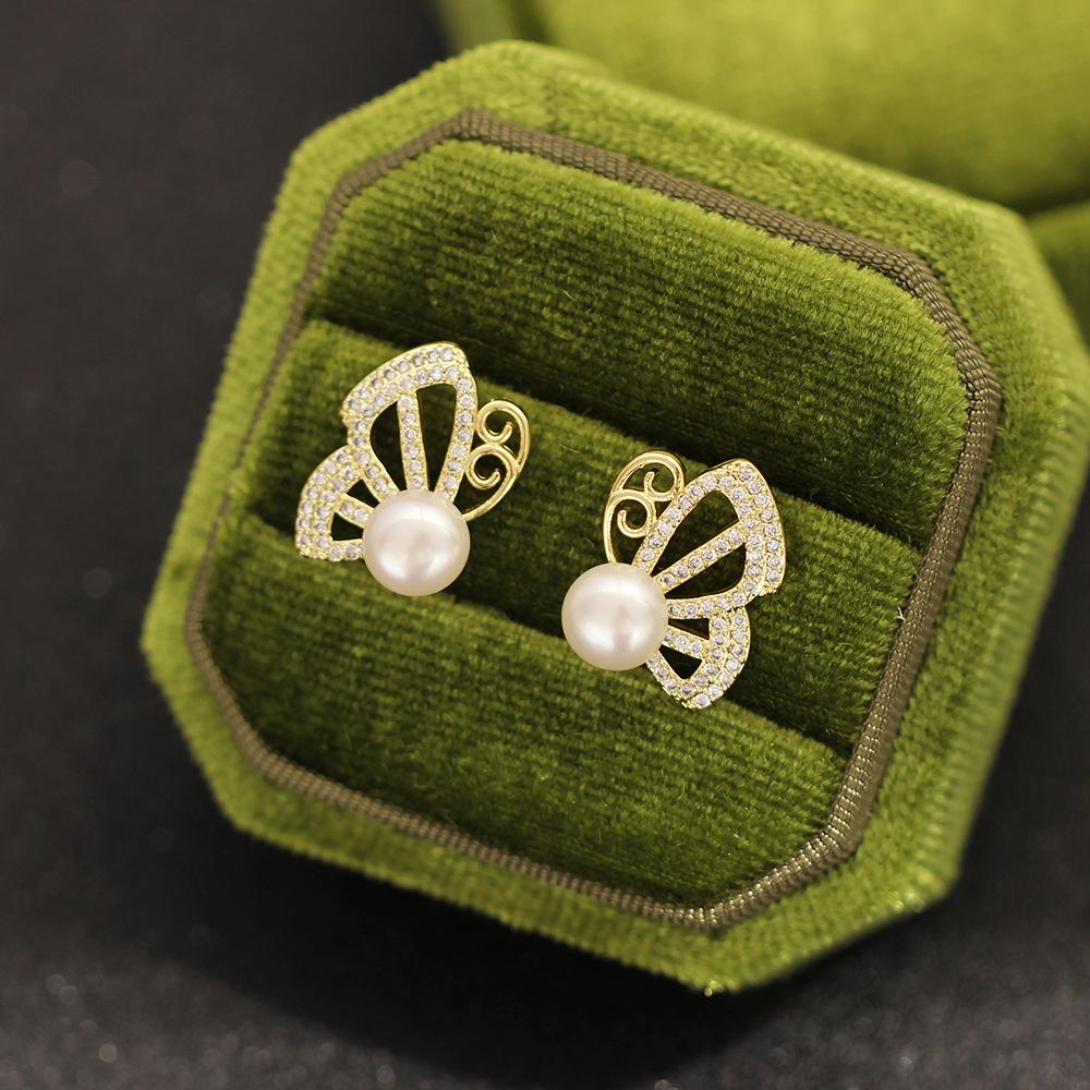 Temperament: Sweet and Stone-inlaid Butterfly Stud Earrings, Exquisite and Versatile, Small Earrings, Gold-plated 9925 Silver Needle Freshwater Pear
