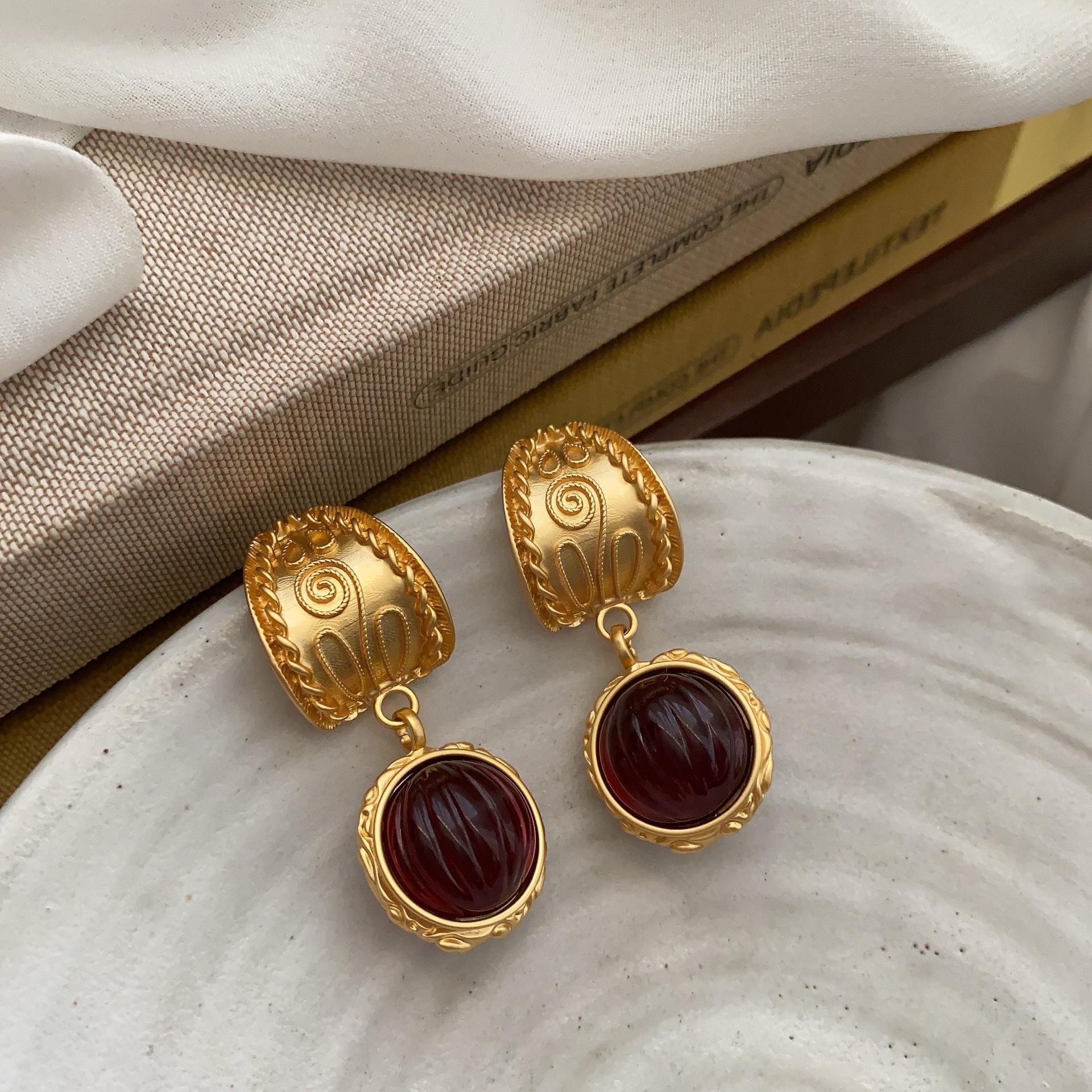 Retro Earrings Femininity Light Luxury Personality Exaggerated Court Style Stud Earrings Autumn And Winter High-End French Ear Jewelry
