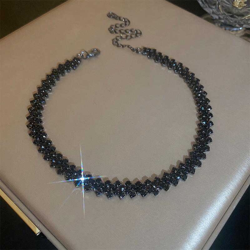 European and American exaggerated diamond-set love water drop fringe necklace design sense collarbone chain bridal temperament item decoration