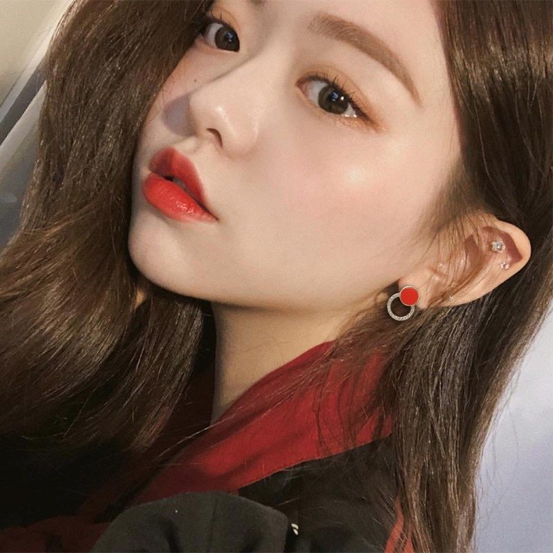Boucles d'oreilles géométriques rouges, noires et rouges bicolores en forme de cercle, personnalisées, tempérament petit et simple pour femmes, boucles d'oreilles tendance vent froid