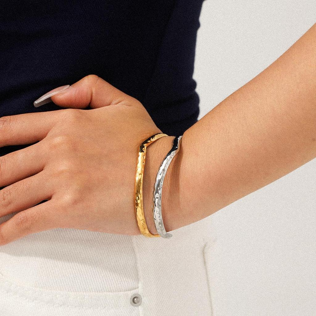 Europäischer und Amerikanischer Stil Gehämmertes Gold/Silber Offener Edelstahl Armreif – Vielseitiges Hohldesign für Damen