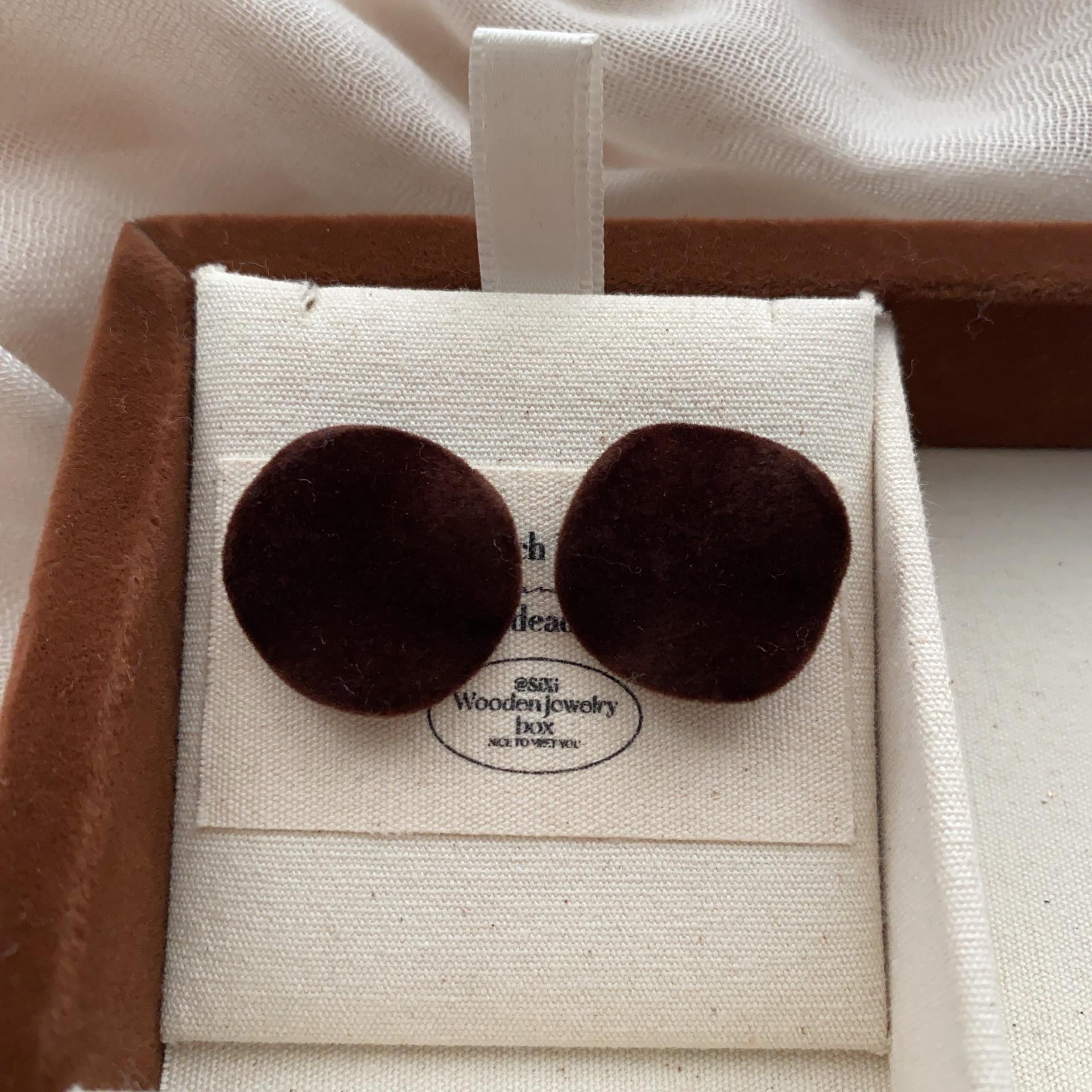 

Red Simple Round Suede Stud Earrings Retro Elegant Autumn And Winter Earrings Light Luxury Niche Fashion Unique Earrings