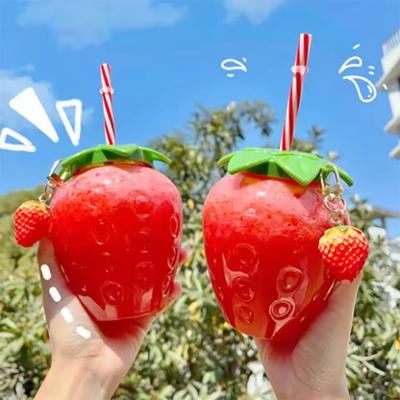 500ml PET Erdbeerförmiger Kinder-Strohhalmbecher Klarer Erdbeersaftbecher Kaltwasserbecher Fotozubehör