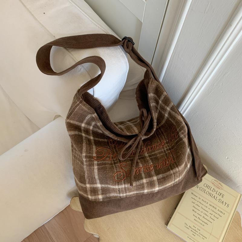 

Retro large-capacity plaid tote bag women s new versatile double-sided shoulder cloth bag commuter class bag коричневый